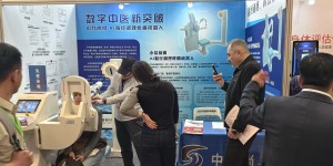 3月24日北京美博会现场，他们排队40分钟，只为体验这台机器人