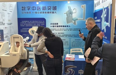 3月24日北京美博会现场，他们排队40分钟，只为体验这台机器人